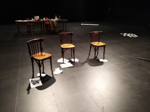 Scène du Studio 24, chaises, feuilles et spots de lumière