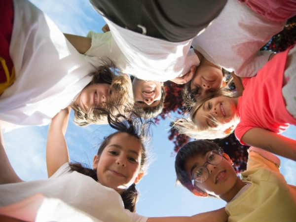 Enfants en rond, vue d'en bas