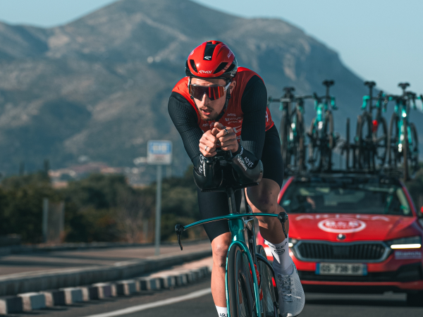 Kévin Vauquelin, à l'entraînement sur une route de montagne.