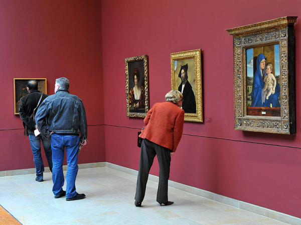 visiteurs devant des tableaux au musée des beaux-arts