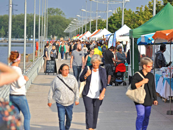 marchés nocturnes de Caen - été 2018 - passants le long du port de Plaisance