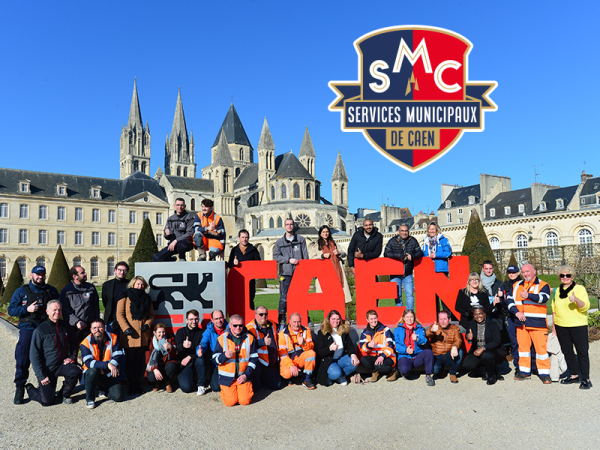 Agents de la ville de Caen devant l'abbaye aux Hommes