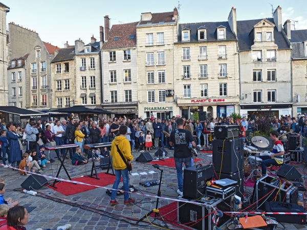 Groupe de musique / public sur la place Saint Sauveur