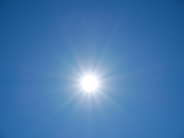 Soleil dans un ciel bleu azur