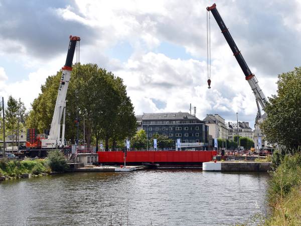 Le pont tournant de la Fonderie en cours de réinstallation
