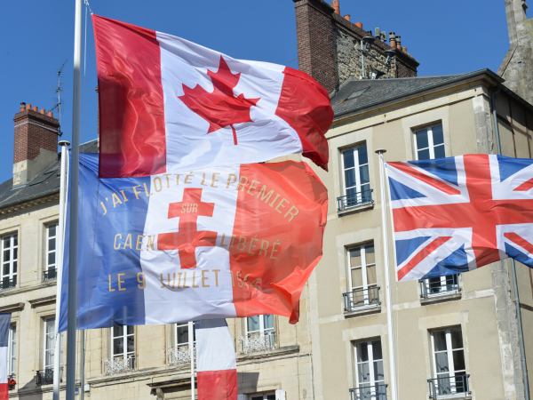 Drapeaux canadiens, anglais et français "J'ai flotté le premier sur Caen libéré le 9 juillet 1944"