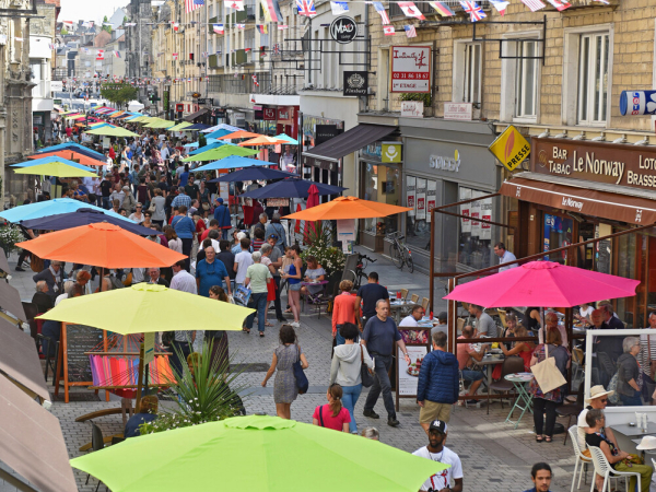 Parasols de Place aux Asso dans les rues de Caen