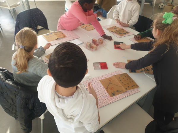 Enfants en atelier au Pavillon