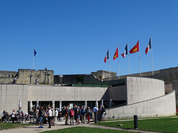 Vue du café Mancel au sein du Château de Caen