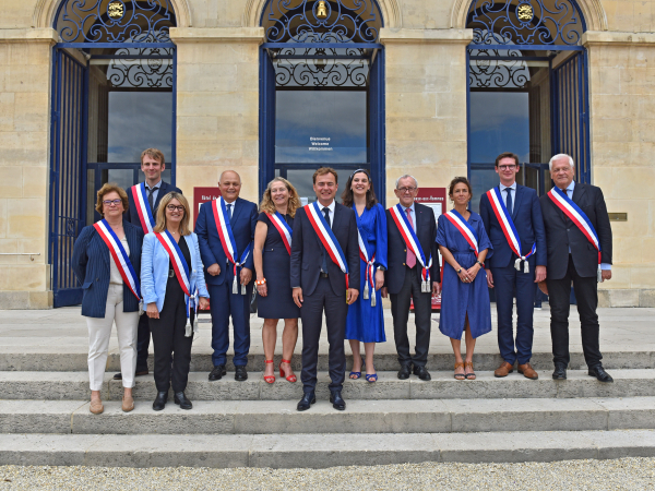 Portrait d'Aristide Olivier, maire de Caen et ses adjoints devant la mairie de Caen