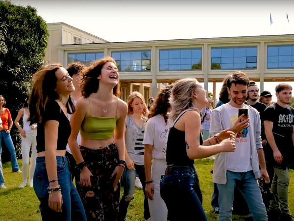 Etudiants sur le campus 1 de l'université de Caen