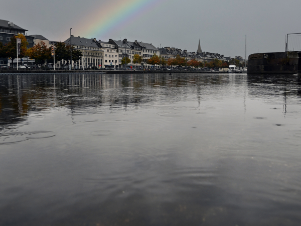 Vue des eaux du bassin de plaisance de Caen