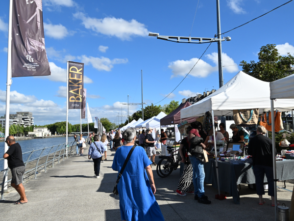 Vue du marché nocturne quai Vendeuvre