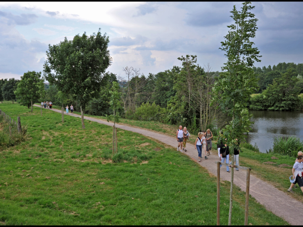 Randonneurs le long de l'Orne