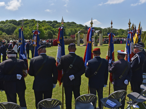 Porte-drapeaux lors de la cérémonie britannique du 6 juin 2024 - jardin du Mémorial