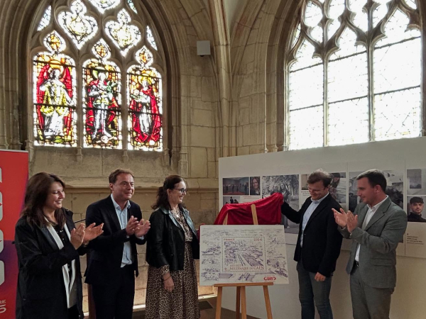 Arisitide Olivier, Romain Bail et les représentants de la Poste lors du dévoilement du timbre du Millénaire