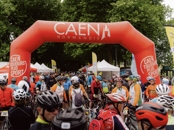 Foule de cyclistes au départ de la Randonnée du Tour 