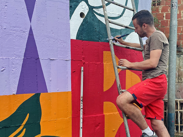 Seb Toussaint en train de peindre