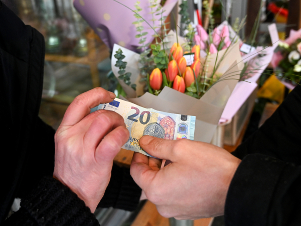 Personnes s'échangeant billet de 20 euros 