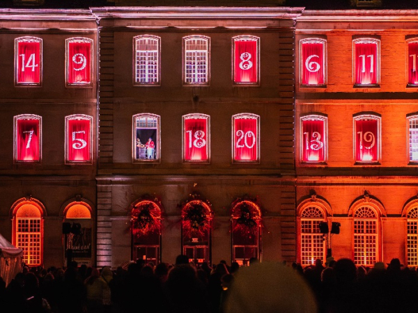 Vue de la mairie - fenêtres du calendrier de l'avent 