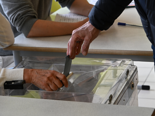 Main en train de voter 