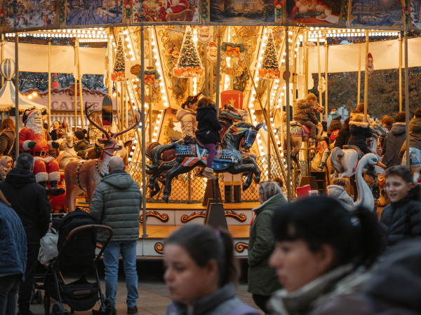 Enfants sur manège en bois de la Place Bouchard