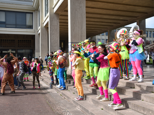 Fanfare devant l'université