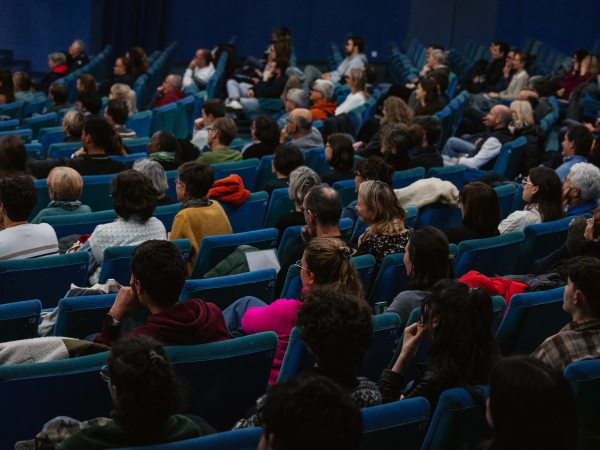 Vue d'une salle de conférence, public 