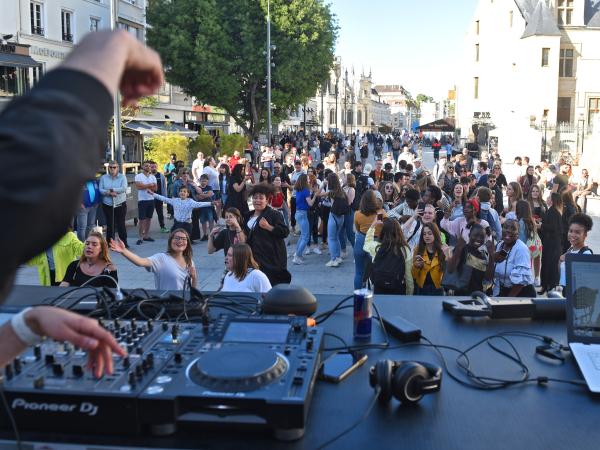 Fête de la musique - platine de DJ et public en train de danser 