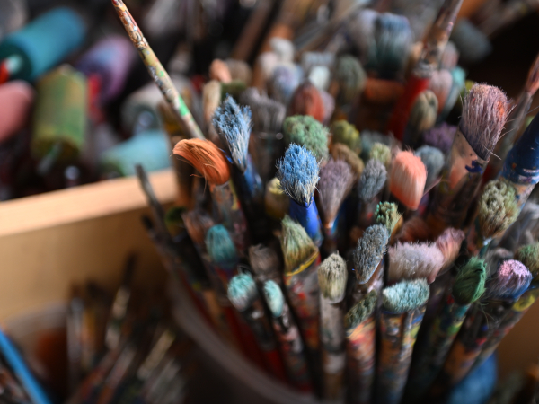 Pinceaux dans un atelier d'art plastique 