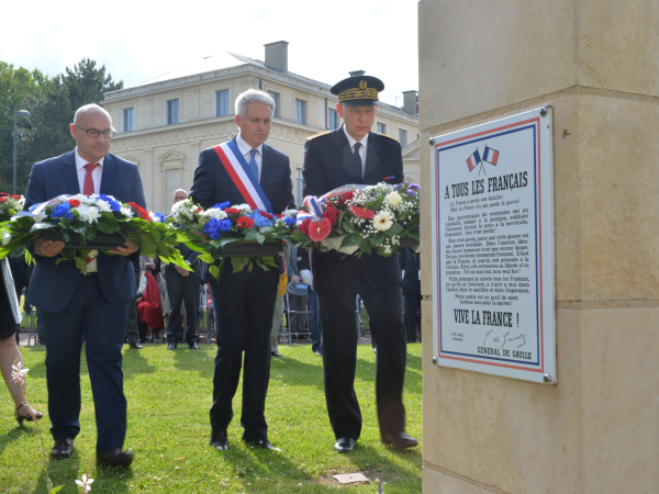 Remise de gerbes par les autorités sur le monument dédié au Général de Gaulle 