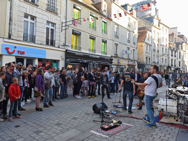 Groupe de musique rue Saint-Pierre, foule devant 