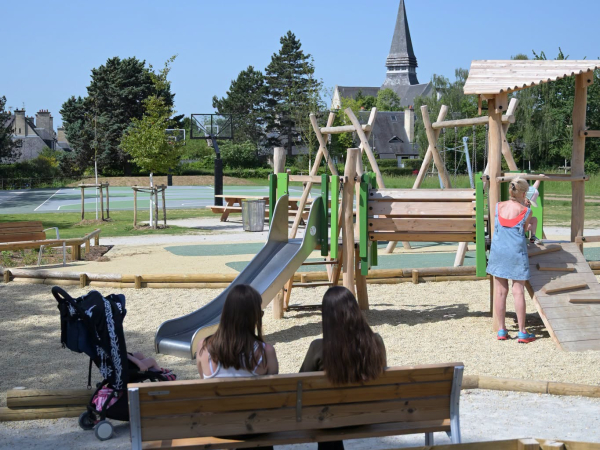 Aire de jeux et nouveau terrain au parc de Secqueville 