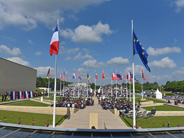 Drapeaux français et européen lors d'une cérémonie au Mémorial 