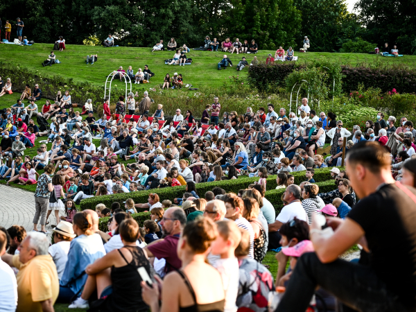 Photographie du public d'Éclat(s) de rue lors d'un spectacle à la Colline aux Oiseaux