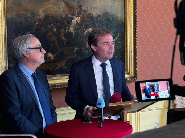 B. Coutanceau et A. Olivier s'exprimant devant la presse
