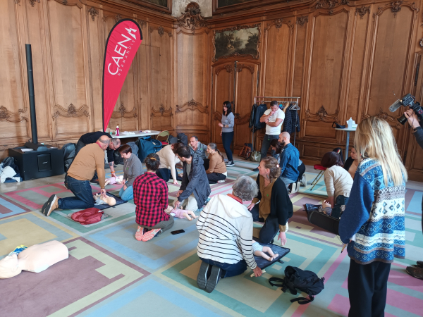 Personnes en train d'apprendre le massage cardiaque