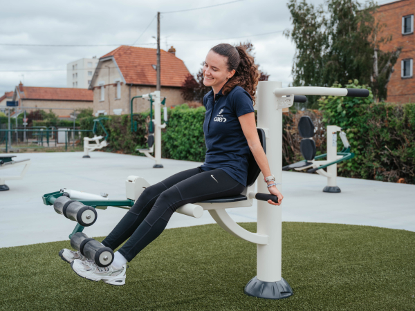 Personne sur les agrès du nouvel espace sportif outdoor 