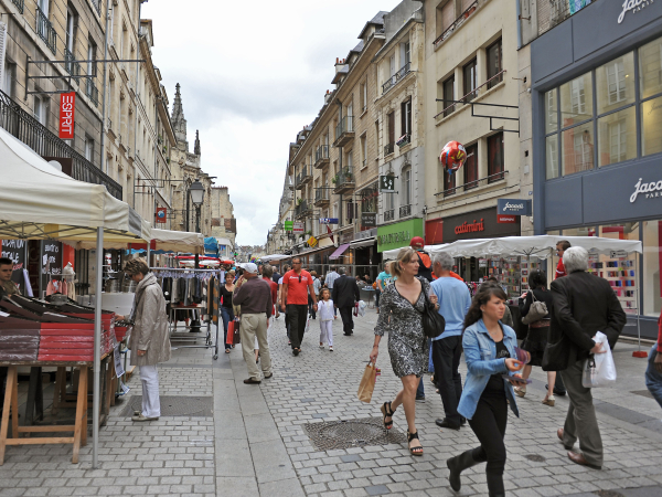 55899-Braderie_commercante_de_Caen-Caen_la_mer_Tourisme___Fr