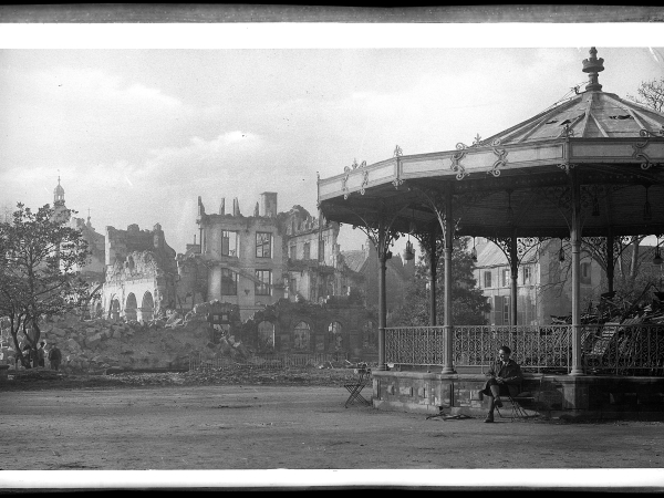 Caen, place de la République, 1944. Archives du Calvados. F