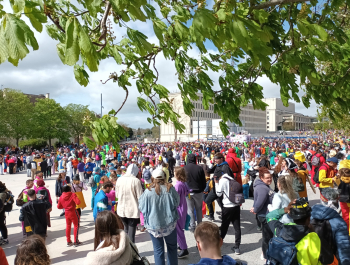 Foule réunie sur l'esplanade de la Paix