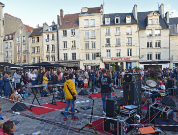 Groupe de musique / public sur la place Saint Sauveur