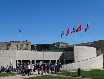 Vue du café Mancel au sein du Château de Caen
