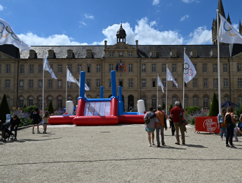 Vue globale du village olympique devant la mairie de Caen