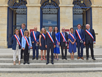Portrait d'Aristide Olivier, maire de Caen et ses adjoints devant la mairie de Caen