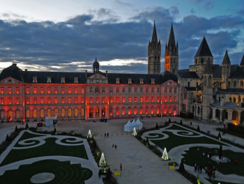 Vue de l'esplanade de l'hôtel de ville de nuit pendant la période de Noël 2023