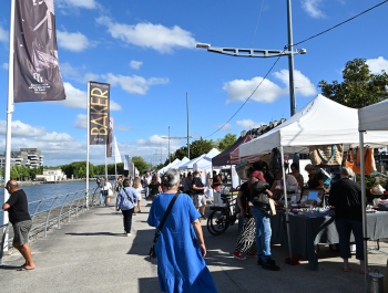 Vue du marché nocturne quai Vendeuvre
