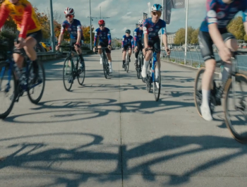 Cyclistes professionnels sur le port de Caen