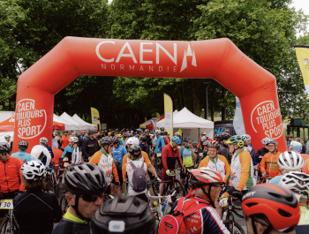 Foule de cyclistes au départ de la Randonnée du Tour 