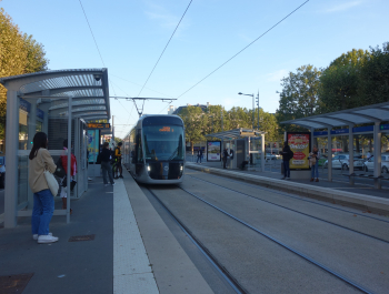 Vue d'un arrêt de tram, Caen la mer